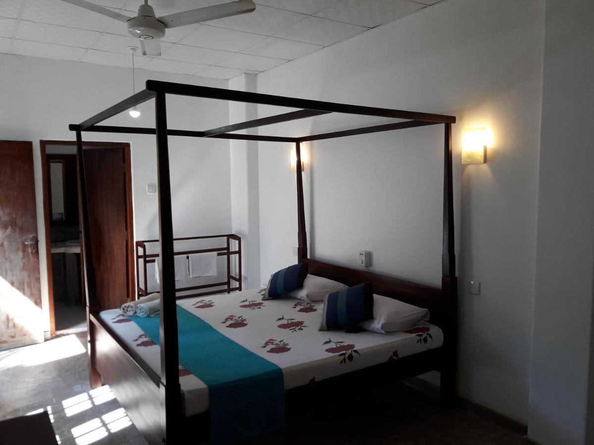 Ferienwohnung Sea Front Hikkaduwa Exterior foto