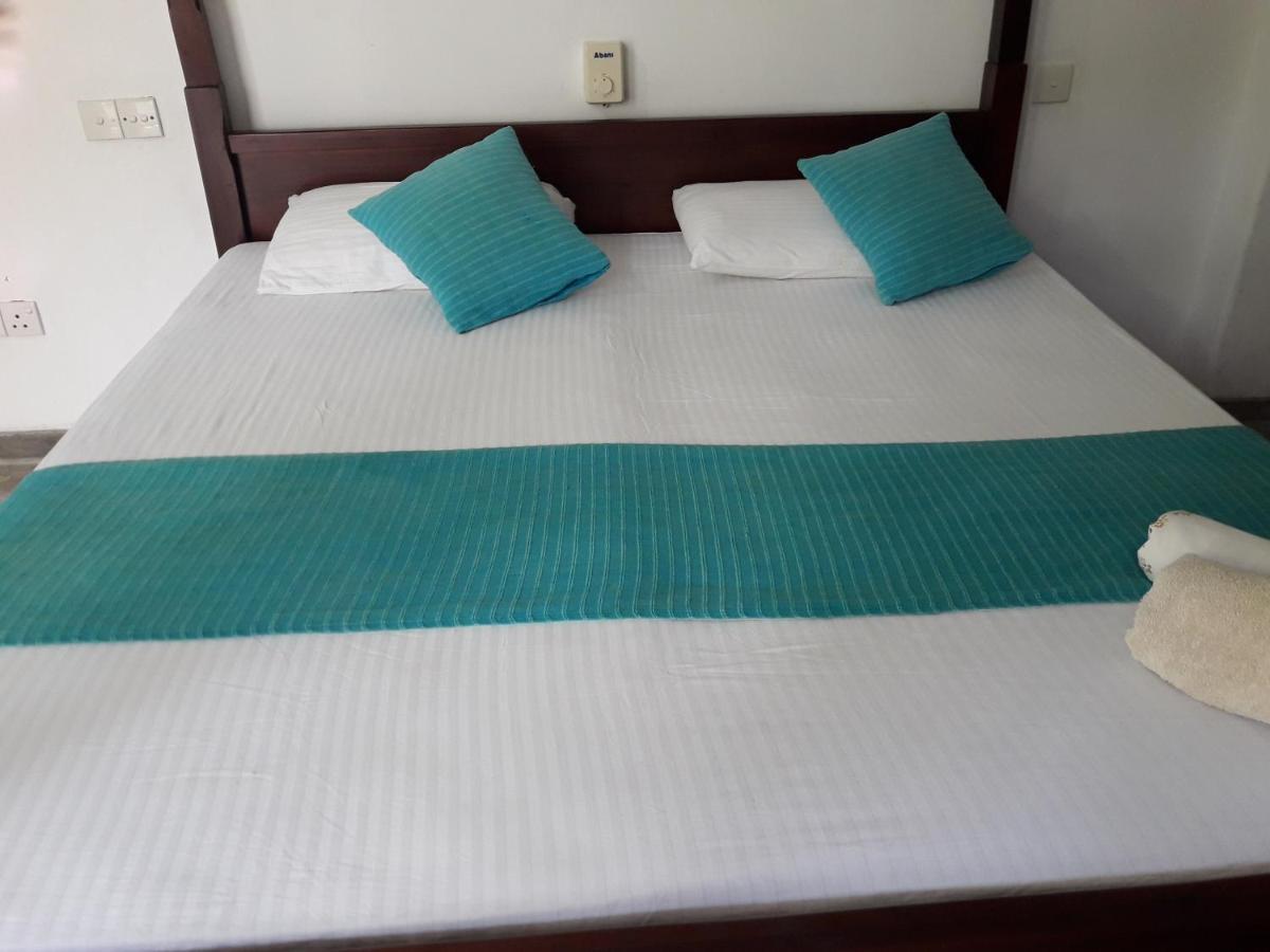 Ferienwohnung Sea Front Hikkaduwa Exterior foto